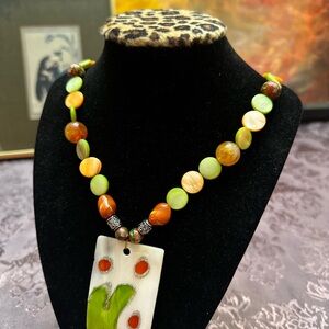 Splendid artistic necklace in hand-painted and hand-strung mother-of-pearls and+
